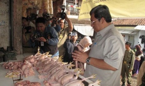 Gubernur Jabar Ahmad Heryawan melakukan pemantauan harga kebutuhan pokok jelang Ramadhan di Pasar Soreang Kabupaten Bandung, Rabu (3/7) 2013