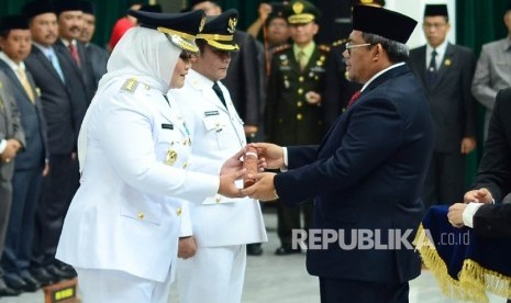 Gubernur Jabar Ahmad Heryawan melantik Neneng Hasanah Yasin dan Eka Supriatmadja sebagai bupati dan wakil bupati Bekasi periode 2017-2022, di Gedung Sate, Kota Bandung, Senin (22/5).