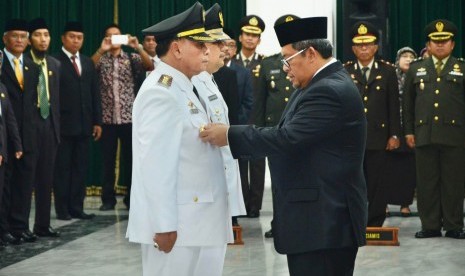 Gubernur Jabar Ahmad Heryawan melantik Oih Burhanudin menjadi Wakil Bupati Ciamis dan Penjabat Wali Kota Depok Arifin HK, di Aula Barat, Gedung Sate, Kota Bandung, Selasa (26/1).