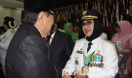 Gubernur Jabar Ahmad Heryawan melantik pasangan Bupati dan Wakil Bupati Indramayu Hj. Anna Sophanah dan H. Supendi periode 2016 – 2021, di Gedung Merdeka Bandung, Rabu (17/2).