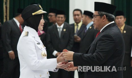 Gubernur Jabar Ahmad Heryawan melantik Selly Andriani Gantina sebagai Wakil Bupati Cirebon, di Gedung Sate, Kota Bandung, Selasa (17/10).