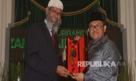 Gubernur Jabar, Ahmad Heryawan memberikan kenang-kenangan kepada Zakir Naik di Gedung Sate, baru-baru ini 