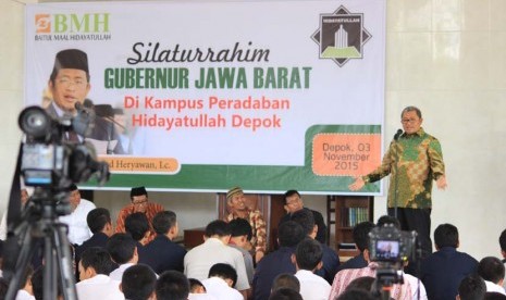 Gubernur Jabar Ahmad Heryawan memberikan kuliah umum di Pesantren Hidayatullah Depok, Jawa Barat, Selasa (3/11).