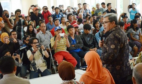 Gubernur Jabar Ahmad Heryawan memberikan pembinaan kepada warga Jabar eks-Gafatar di Balai Pemberdayaan Sosial Bina Remaja (BPSBR) Dinas Sosial Jabar, Jumat (29/1)