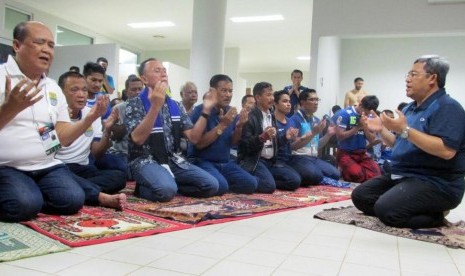 Gubernur Jabar Ahmad Heryawan memimpin Shalat Maghrib sebelum pertandingan final Persib vs Persipura