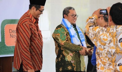 Gubernur Jabar Ahmad Heryawan mendapat sorban sebagai Gubernur Religius dan Berprestasi dari Pembina Ponpes Hidayatullah Depok, Jawa Barat (Ilustrasi)