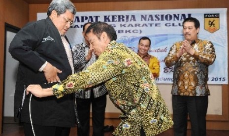 Gubernur Jabar Ahmad Heryawan menerima sabuk hitam karate.