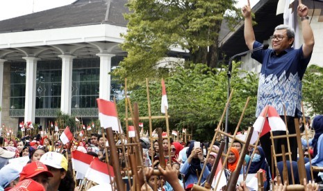 Gubernur Jabar Ahmad Heryawan menghadiri perayaan Hari Angklung atau Angklung Days di halaman Gedung Sate, Bandung, Jawa Barat, Minggu (20/11). 