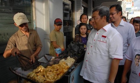 Gubernur Jabar, Ahmad Heryawan mengunjungi Pasar Pelita, Kota Sukabumi, Selasa (29/1) sore. Pada kesempatan itu pedagang menyampaikan segala keluh kesahnya berkaitan dengan penataan stan pasar dan juga fasilitas.