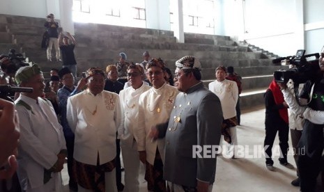 Gubernur Jabar Ahmad Heryawan meninjau gedung olahraga (GOR) Merdeka Kota Sukabumi yang baru diresmikan sebagai bagian realisasi janji kampanye sebagai gubernur membangun sarana olahraga Ahad (1/4).