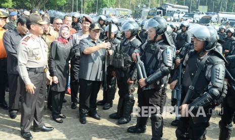 Gubernur Jabar Ahmad Heryawan meninjau pasukan pada apel gelar pasukan 'Operasi Ramadniya 2016' jelang Idul Fitri 1437 H di Lapangan Monumen Bandung Lautan Api, Kota Bandung, Kamis (30/6). (Republika/Edi Yusuf)