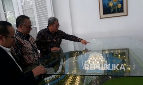 Gubernur Jabar Ahmad Heryawan menunjukan maket pembangunan Masjid Provinsi Jabar Al Jabbar pada Rektor UIN Syarif Hidayatullah, Dede Rosyada, setelah menandatangani perjanjian pemberian hibah lahan ke UIN di Rumah Dinas Pakuan,  Kamis (8/3).