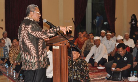 Gubernur Jabar Ahmad Heryawan menyampaikan sambutan dalam acara buka puasa bersama dengan ratusan TKI di Kantor Konsulat Jenderal RI (KJRI) di Jeddah, Arab Saudi, belum lama ini.