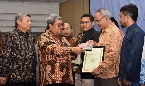 Gubernur Jabar Ahmad Heryawan menyerahkan penghargaan kepada akademisi yang telah membantu BP3Iptek Jabar dalam menghasilkan karya inovatif di Hotel Horison, Bandung, Kamis (15/12).