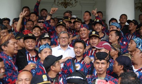 Gubernur Jabar Ahmad Heryawan (pakaian putih) dan ratusan kepala desa dalam silaturahim di Gedung Pakuan, Kota Bandung, Rabu (30/3). 