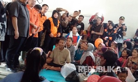 Gubernur Jabar Ahmad Heryawan, saat menyambangi posko penanggulangan bencana banjir bandang di Desa Sukakerti, Kecamatan Cisalak, Subang, Kamis (26/5). (Republika/Ita Nina Winarsih)