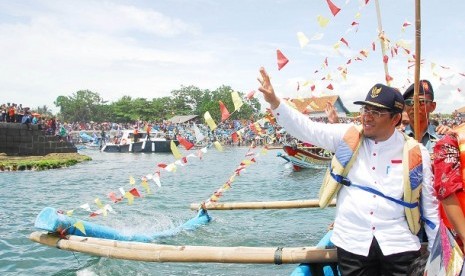  Gubernur Jabar, Ahmad Heryawan, sekaligus calon Gubernur Jabar periode selanjutnya, hadir pada acara Syukuran Laut yang diikuti para nelayan dan masyarakat di Desa Pamayangsari, Kecamatan Cipatujah, Tasikmalaya, Selasa (25/12). 