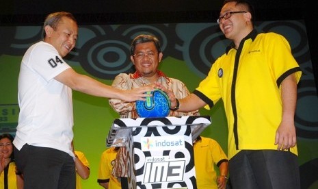 Gubernur Jabar Ahmad Heryawan (tengah), President Director & CEO Indosat, Alexander Rusli (kanan), Dirut PT. PBB, Glen Sugita (kiri), menekan tombol bersama pada peluncuran Kartu IM3 Persib di Trans Studio, Bandung, Jabar, Kamis (21/3).