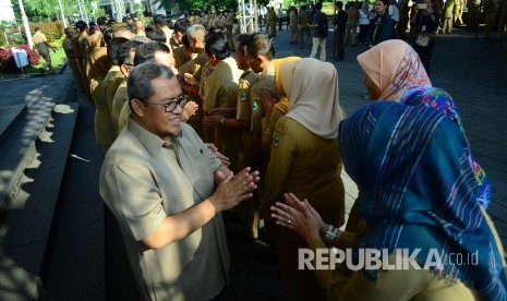 Gubernur Jabar bersalaman dengan Para Pegawai Negeri Sipil (PNS) dan seluruh pegawai Pemprov Jabar pada apel pagi sekaligus halal bihalal pada hari pertama masuk kerja, di halaman Gedung Sate, Kota Bandung, Senin (3/7).