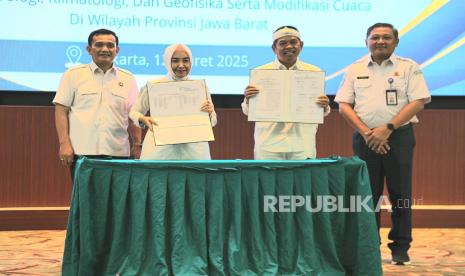 Gubernur Jabar Dedi Mulyadi melakukan Penandatanganan Kesepakatan Bersama antara BMKG dengan Pemprov Jabar,  di Kantor BMKG Indonesia, Jakarta, Rabu (12/3/2025).  