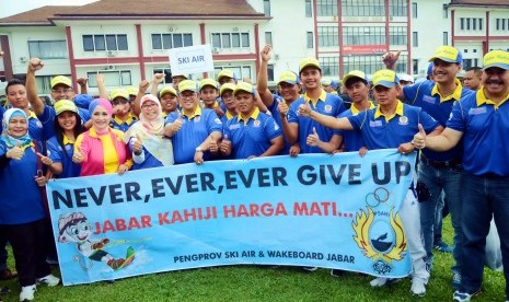 Gubernur Jabar H. Ahmad Heryawan dan Ibu Netty Prasetyani Heryawan menyempatkan berfoto bersama tim Pelatda PON XIX Jabar cabang olahraga Ski Air pada apel besar Pelatda PON XIX di Lapangan Pajajaran, Bandung (22/1). Foto: Edi Yusuf/Republika