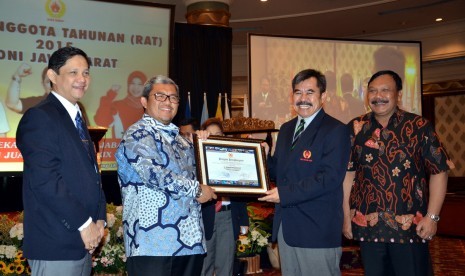 Gubernur Jabar H. Ahmad Heryawan Lc mendapatkan award dari KONI Jabar yang diserahkan oleh Ketua Umum KONI Jabar H. Ahmad Saefudin pada pembukaan RAT KONI Jabar di Bandung, Sabtu (19/12)