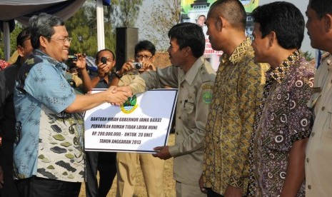 Gubernur Jabar H Ahmad Heryawan meluncurkan program pembangunan 100 ribu rumah tidak layak huni (Rutilahu), belum lama ini.