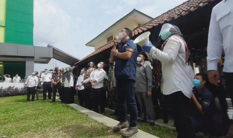 Gubernur Jabar menyapa pasien Covid-19 yang menjalani isolasi di RSUD dr Soekardjo Kota Tasikmalaya, Rabu (20/1). 