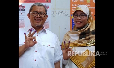 Gubernur Jabar periode 2013-2018, Ahmad Heryawan dan isteri menyampaikan aspirasinya pada Pilkada Serentak, Rabu (27/6) ini di TPS dekat rumah dinas (Rumdin) Gubernur Jabar Gedung Pakuan. Yakni, di TPS 01 Kelurahan Babakan Ciamis, Kecamatan Sumur Bandung.