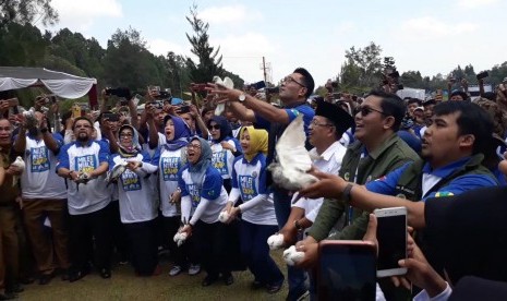 Gubernur Jabar Ridwan Kamil atau kang Emil membuka acara Milenials Camp di Bumi Perkemahan Mandalawangi, Kabupaten Cianjur dengan melepas burung merpati, Selasa (19/11).