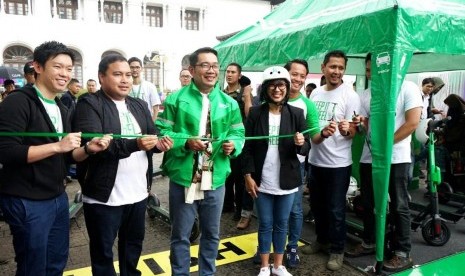 Gubernur Jabar Ridwan Kamil (berjaket Grab) meresmikan peluncuran alat transportasi listrik GrabWheels dalam ajang West Java Festival 2019 di Gedung Sate, Kota Bandung, Sabtu (2/11).