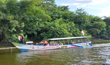 Gubernur Jabar Ridwan Kamil berkeliling objek wisata Situ Gede di Kota Tasikmalaya, menggunakan perahu motor, Sabtu (14/1/2023). 