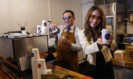 Gubernur Jabar Ridwan Kamil bersama Duta Anti kekerasan terhadap perempuan dan anak, Cinta Laura saat Showcasing Jabarano Cafe di Melbourne, Senin (24/2). Foto: Rachmat Santosa Basarah/Republika