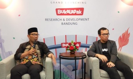 Gubernur Jabar Ridwan Kamil dan Co-Founder and President Bukalapak, Fajrin Rasyid, menjalin kerja sama tingkatkan layanan publik.