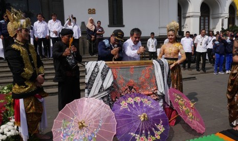 Gubernur Jabar Ridwan Kamil dan Ketua Umum KONI Jabar Ahmad Saefudin menancapkan Kujang, perlambang tekad untuk meraih Jabar Juara di PON XX Papua 2020