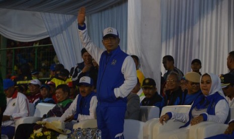 Gubernur Jabar Ridwan Kamil didampingi Bupati Karawang Cellica Nurachadiana, saat pembukaan Porpemda XIV Jabar 2018 di Stadion Singaperbangsa, Senin malam (26/11). 