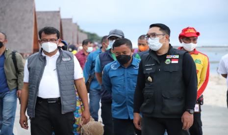 Gubernur Jabar, Ridwan Kamil didampingi Wabup Garut, Helmi Budiman, meresmikan wajah baru Pantai Sayang Heulang yang berlokasi di Desa Mancagahar, Kecamatan Pameungpeuk, Kabupaten Garut, Ahad (20/2/2022). 