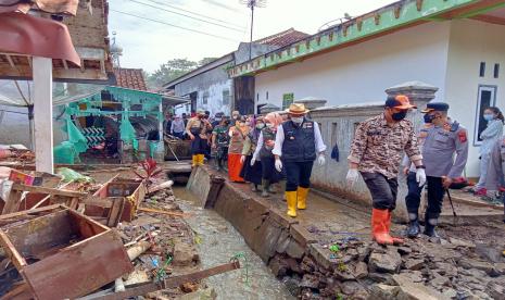 Gubernur Jabar Ridwan Kamil didampingi Wali Kota Sukabumi Achmad Fahmi mengunjungi lokasi banjir di Kelurahan Jayaraksa, Kecamatan Baros, Kota Sukabumi, Sabtu (19/2/2022).