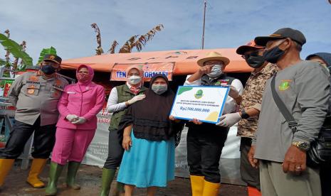 Gubernur Jabar Ridwan Kamil didampingi Wali Kota Sukabumi Achmad Fahmi mengunjungi lokasi banjir di Kelurahan Jayaraksa, Kecamatan Baros, Kota Sukabumi, Sabtu (19/2/2022).