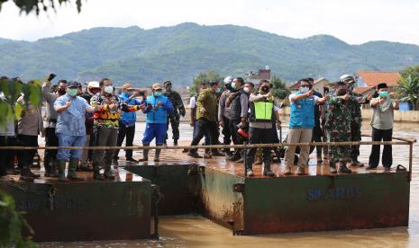 Gubernur Jabar Ridwan Kamil, jajaran Forkopimda Jabar, dan Dirut Bank BJB Yuddy Renaldi menabur 2,5 ton benih ikan patin, lele, dan nila di Sektor 6 daerah aliran sungai  (DAS) Citarum, Kabupaten Bandung, Rabu (13/1).  