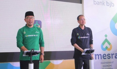 Gubernur Jabar Ridwan Kamil (kiri) dan Dirut Bank BJB Ahmad Irfan meluncurkan program bjb Mesra (Masyarakat Ekonomi Sejahtera) di Masjid  Al-Hikmah, Desa Cibeber, Kecamatan Leuwiliang, Kabupaten Bogor, Selasa (27/11).