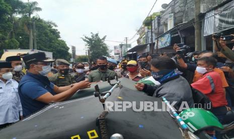 Gubernur Jabar Ridwan Kamil melakukan pemantauan penerapan prokes di Alun-Alun Singaparna dan Pasar Singaparna Kabupaten Tasikmalaya, Rabu (20/1). Kunjungannya ke Tasikmalaya dilakukan karena tingkat kepatuhan masyarakat di daerah itu merupakan yang paling rendah di Jabar. 