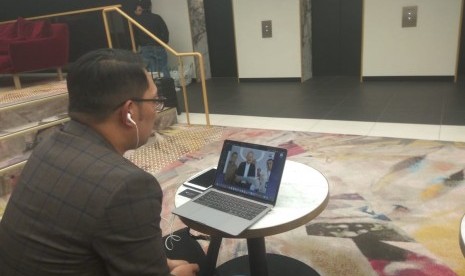 Demi Tinjau Banjir, Emil Batalkan Kunjungan ke Dua Negara. Foto: Gubernur Jabar Ridwan Kamil melakukan teleconference dari Melbourne dengan Sekda Jabar, Rabu (26/2). Foto: Rachmat Santosa Basarah/Republika