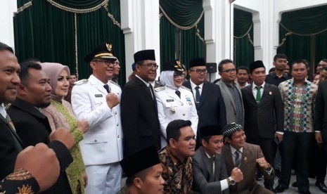 Gubernur Jabar, Ridwan Kamil melantik Bupati Bogor terpilih Ade Yasin dan Wakil Bupati Bogor Iwan Setiawan di Aula Barat Gedung Sate, Ahad (30/12).