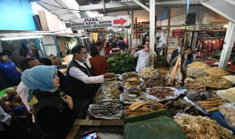 Wabah Covid-19 telah memaksa pertumbuhan ekonomi di banyak daerah terhambat yang memicu angka pengangguran. Tampak Gubernur Jabar Ridwan Kamil, memantau harga ke Pasar Sederhana Kota Bandung, untuk memastikan pasokan bahan pokok aman selama libur sekolah karena corona, Rabu (18/3). 