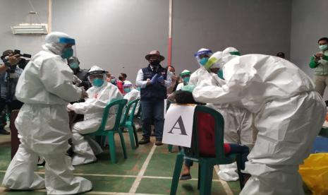 Gubernur Jabar Ridwan Kamil memantau pelaksanaan tes swab massal di Kampung Baeud, Desa Samida, Kecamatan Selaawi, Kabupaten Garut, Kamis (11/6).