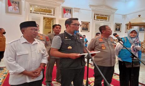 Gubernur Jabar Ridwan Kamil memberikan keterangan pers terkait penanganan bencana gempa Cianjur di Pendopo Kabupaten Cianjur, Senin (21/11/2022) malam.