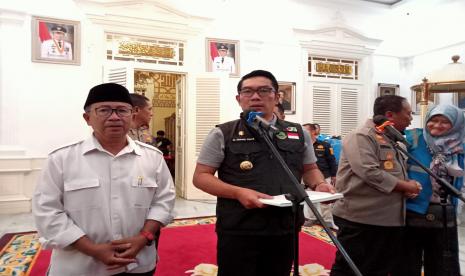 Pemprov Jabar, terus mengerahkan segala upaya untuk membantu korban gempa Cianjur. Menurut Gubernur Jabar Ridwan Kamil, pihaknya sudah menyiapkan dana bantuan tak terduga (BTT) sebesar Rp 20 miliar untuk kebutuhan tanggap darurat.