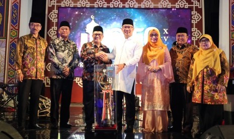 Gubernur Jabar Ridwan Kamil memberikan Penghargaan ke Wali Kota Bandung Oded M Danial sebagai Juara Umum STQH XVI tingkat Jabar 2019.