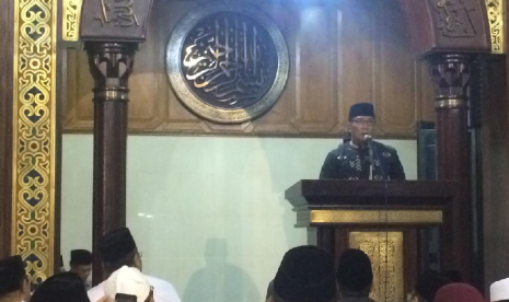 Gubernur Jabar Ridwan Kamil memberikan tausiyah seusai Subuh berjamaah di Masjid Agung Tasikmalaya, Ahad (21/4). 